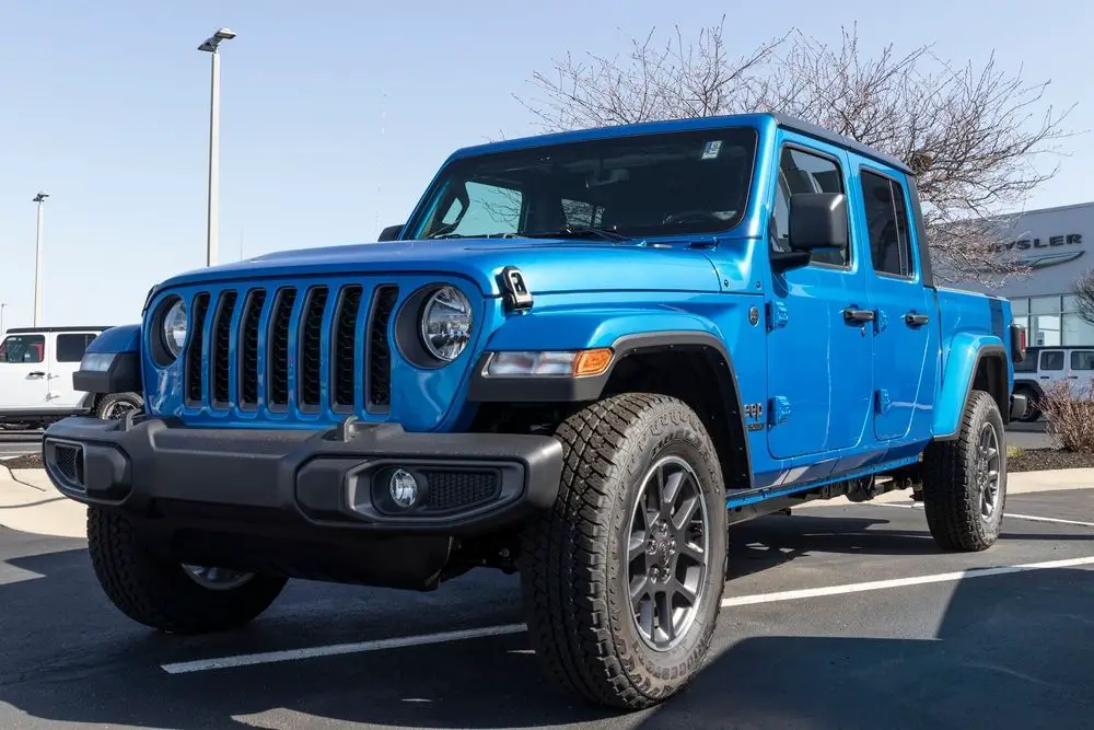 is the Jeep Gladiator a good truck? If so then how many miles can this vehicle go